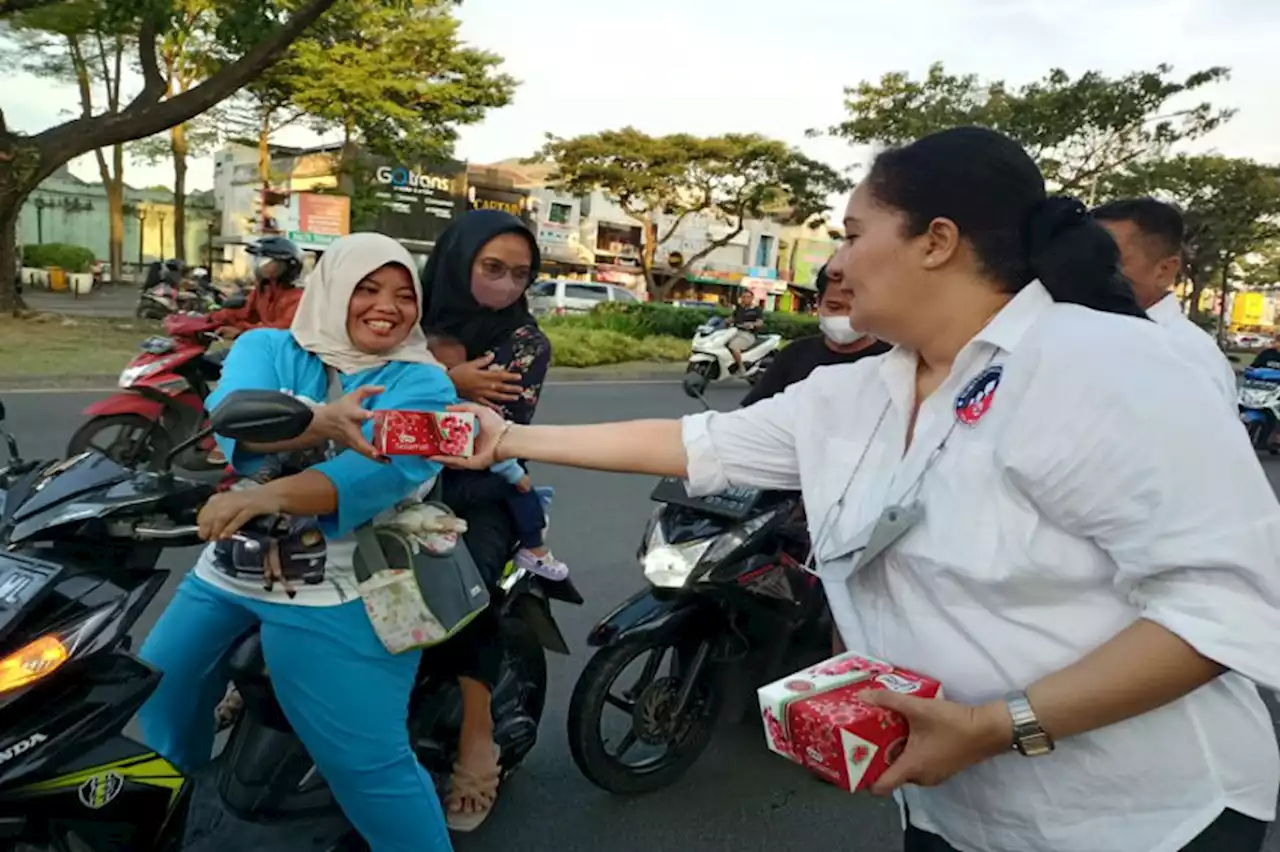 Dapat Takjil RPA Perindo, Warga Tangerang Berharap Terus Bantu Sesama