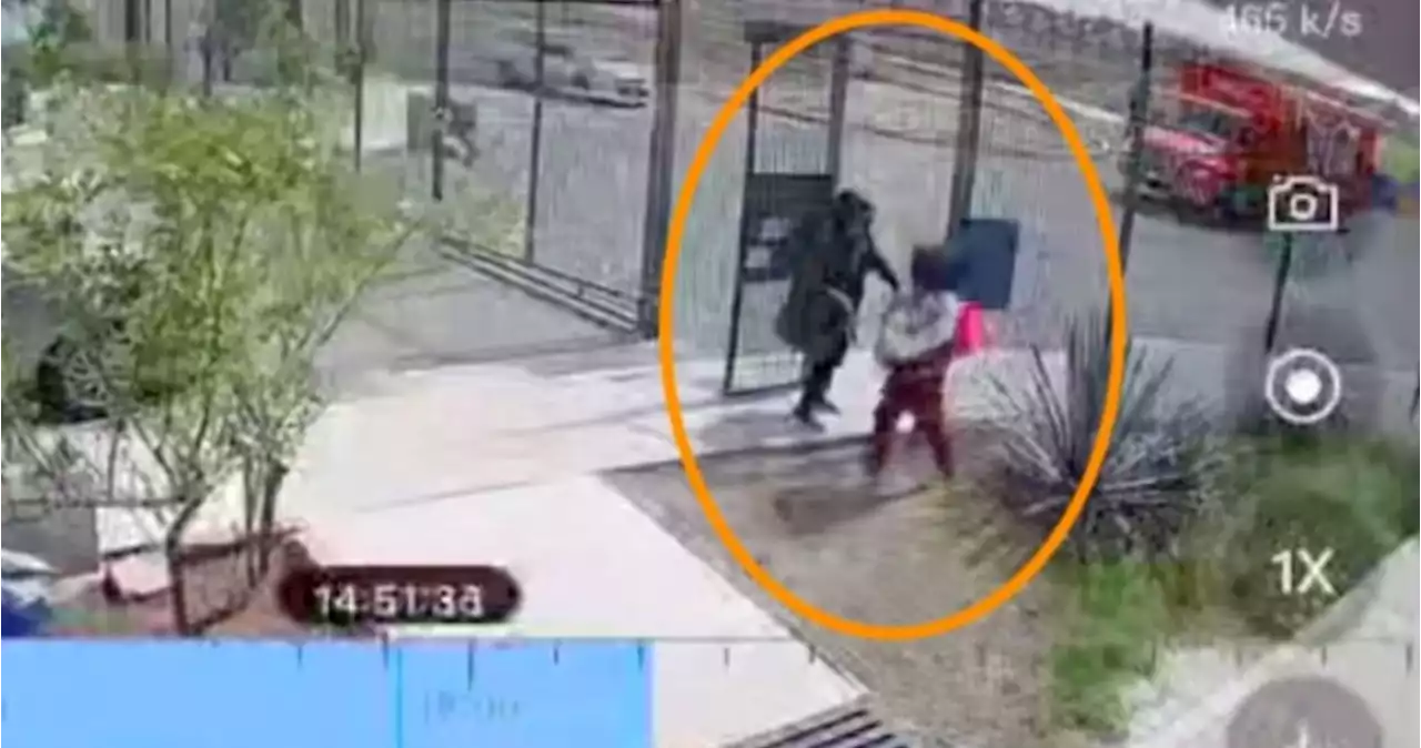 VIDEO: Mujer intenta robar a bebé en privada de Querétaro; vecinos logran impedirlo