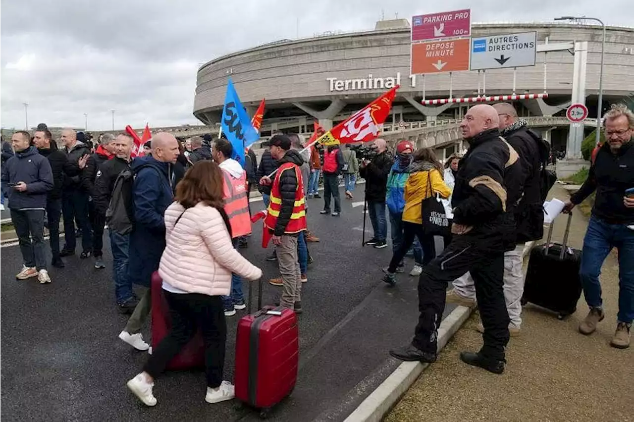 Paris airports operator says French strikes cost it 470,000 passengers in Q1