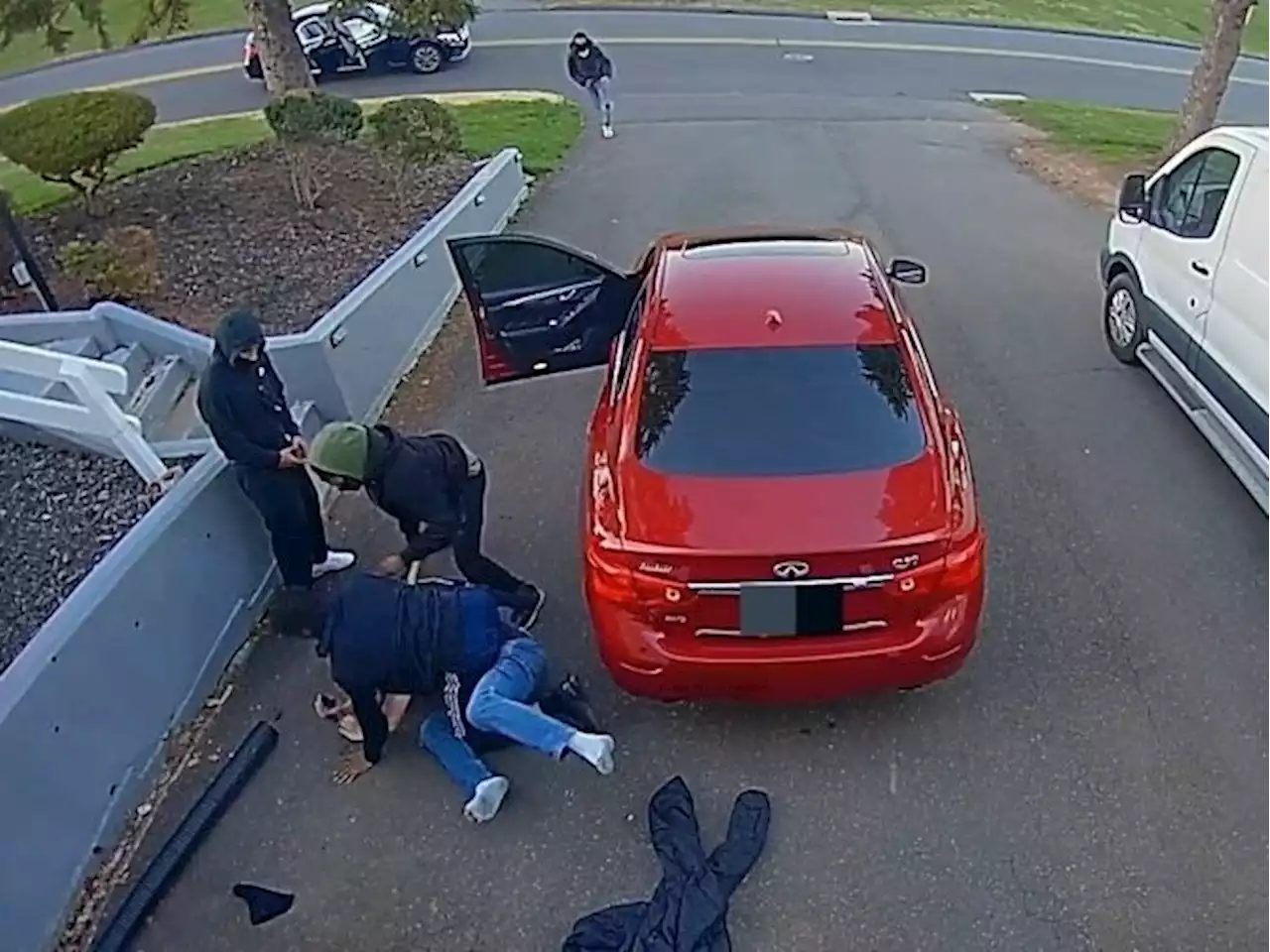 Video shows man taking on group of four punks in attempted car theft