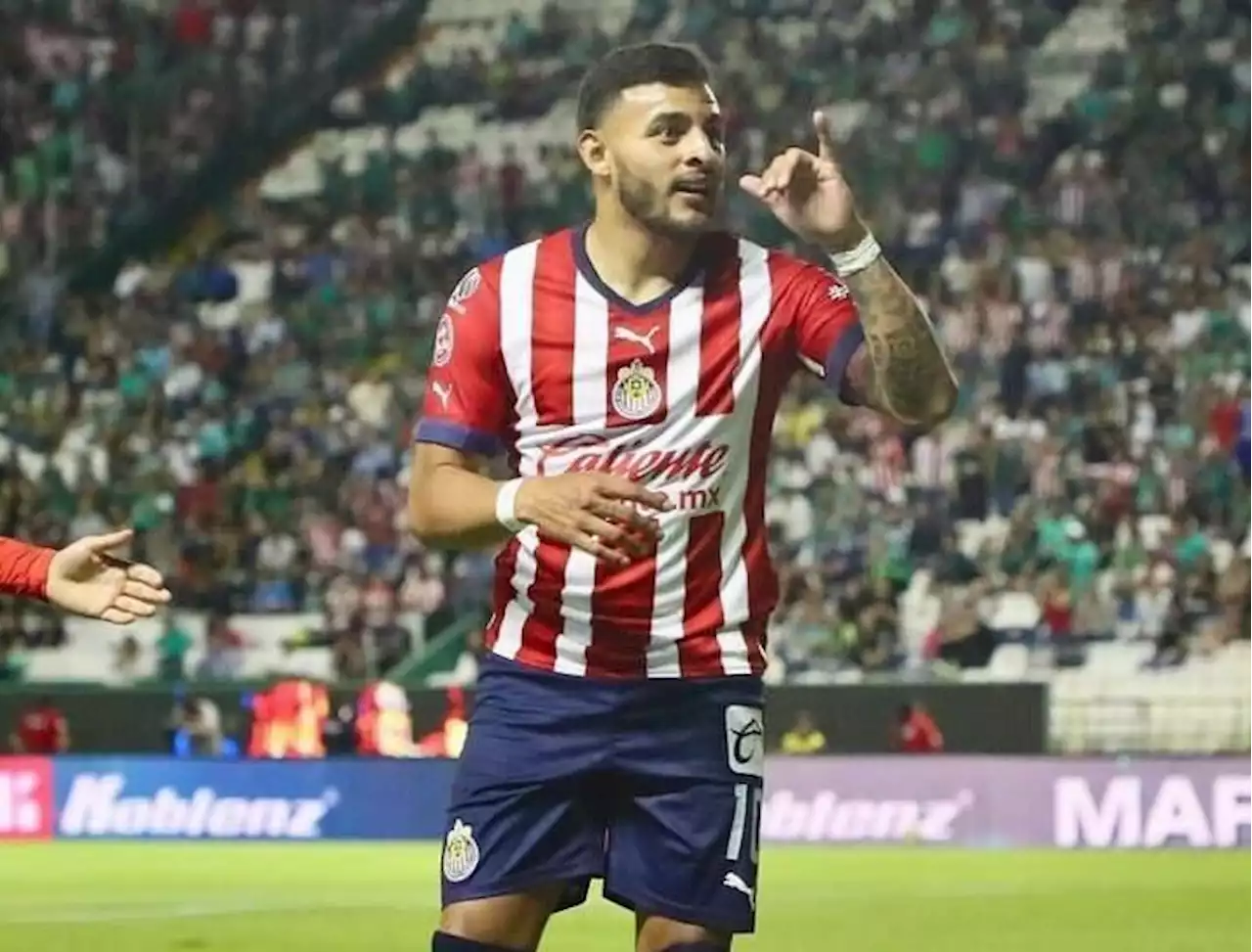 Alexis Vega pide con humor más cerveza en festejo de gol de Chivas