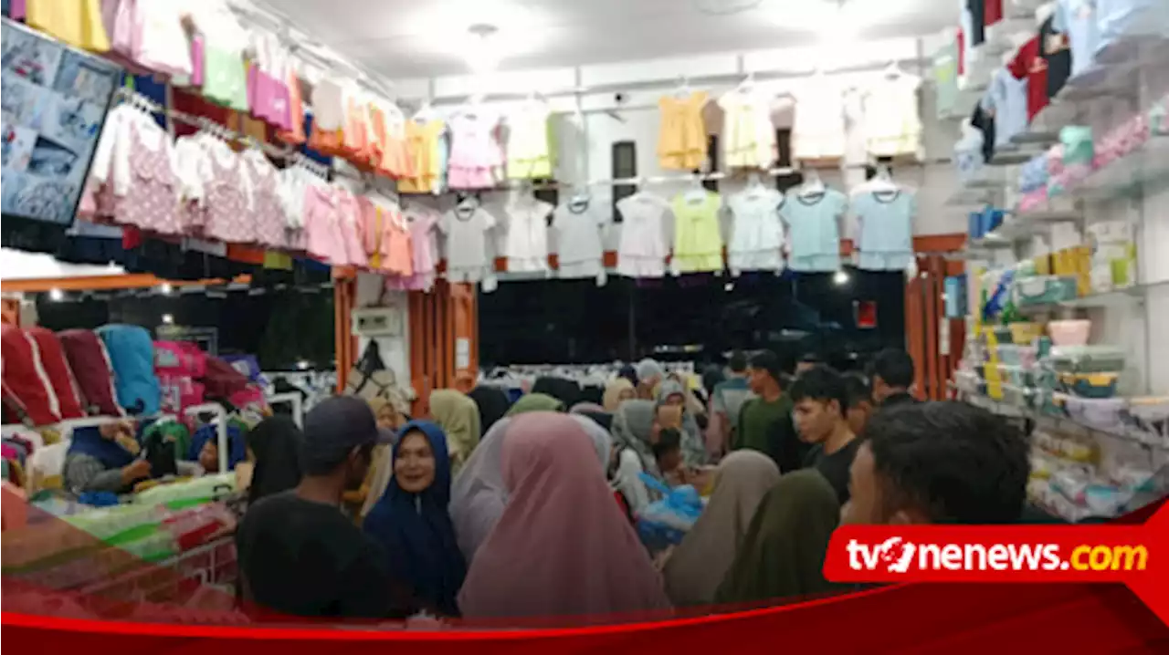 Jelang Lebaran Idul Fitri, Warga Langsa Aceh Ramai-ramai Serbu Toko Baju