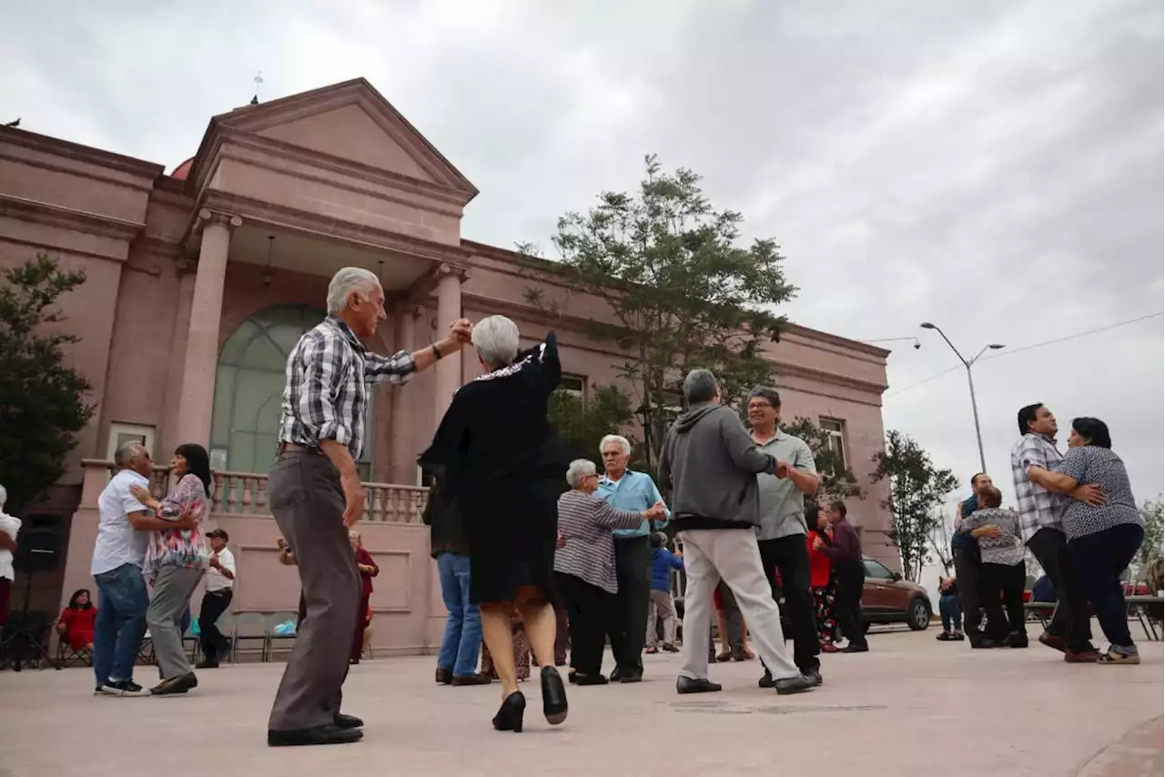 ‘Terminar alegre la vejez’: danzón se hace presente en la Plaza del Congreso de Saltillo