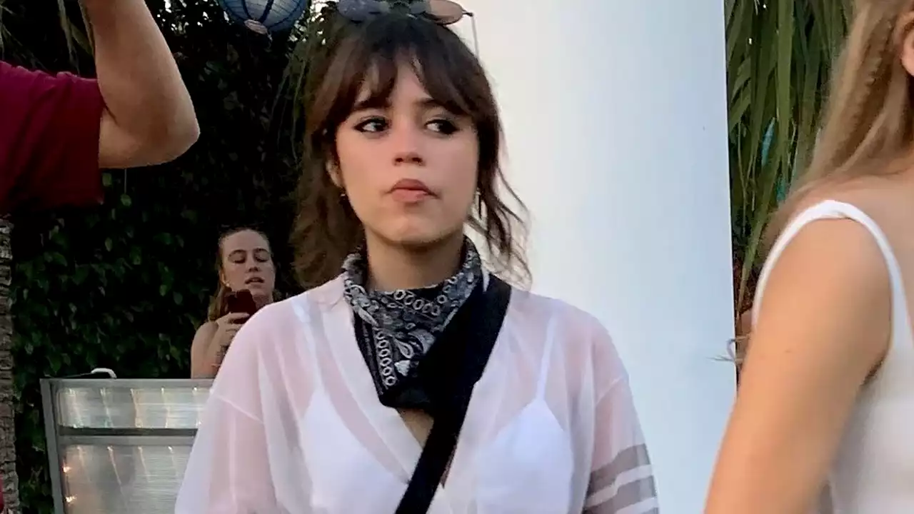 Jenna Ortega llevó shorts de mezclilla muy rotos y botas track muy cómodas a Coachella 2023