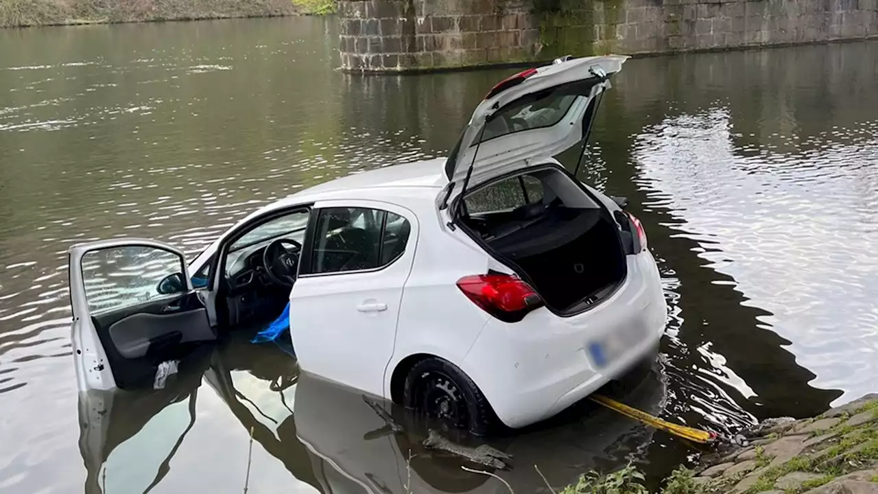 Frau versenkt Auto in der Ruhr in Essen