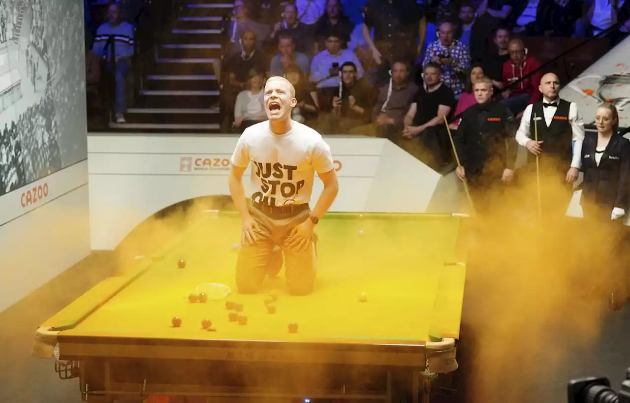 Des militants écolos jettent de la poudre orange en plein match de snooker