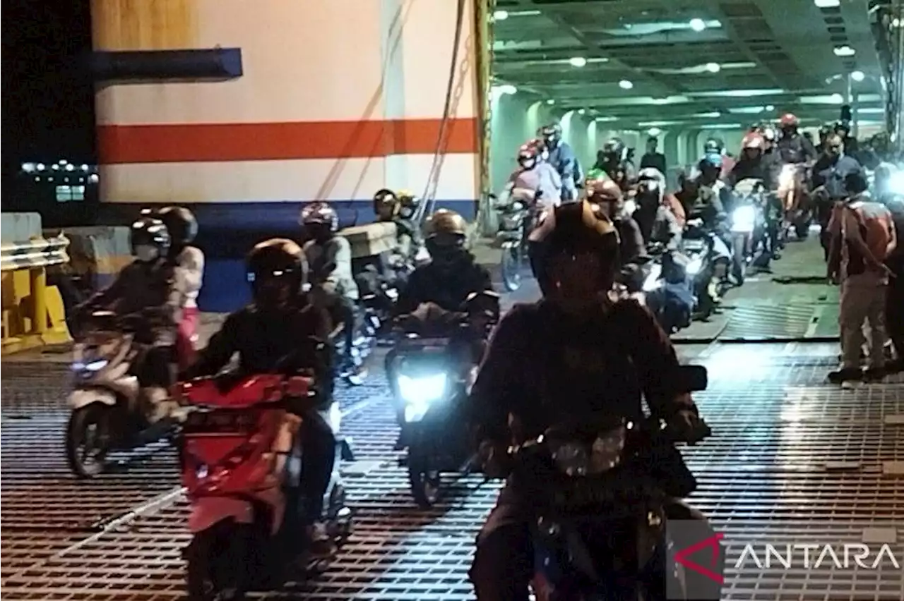 Pemudik pemotor terus berdatangan di Pelabuhan Bakauheni pada H-4