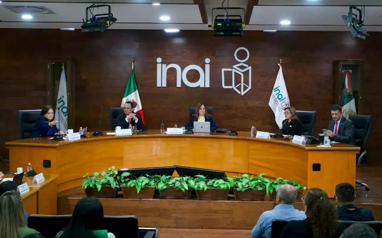 AMLO acusa a comisionados de INAI de cobrar sin sesionar