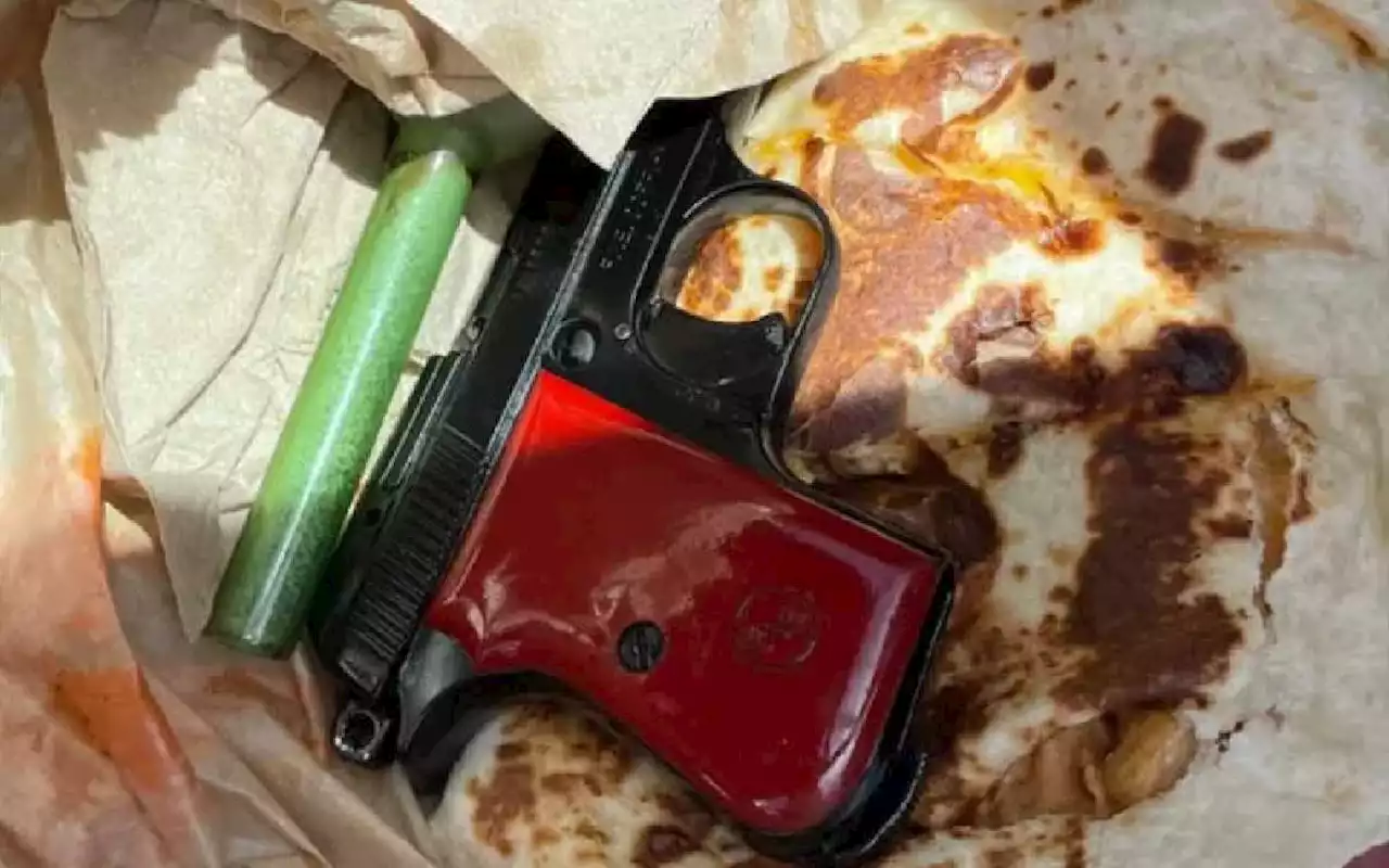 Cae sujeto tras esconder arma en una quesadilla