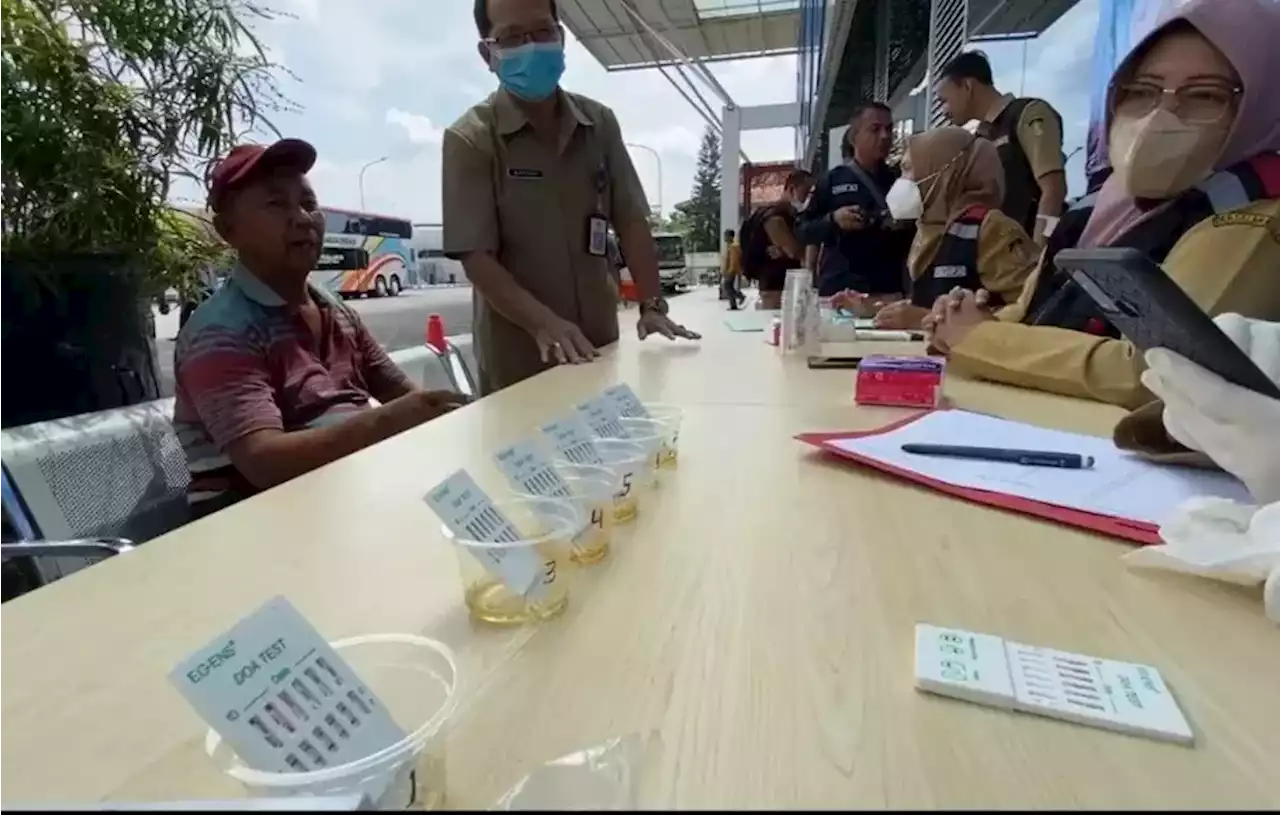 Sopir Bus Angkutan Lebaran Jalani Tes Urine di Terminal Blitar