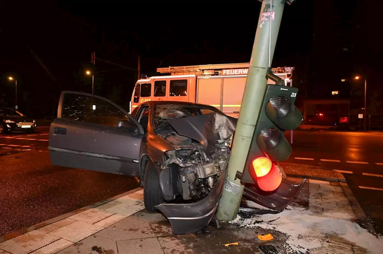 Benzindieb liefert sich Verfolgungsjagd mit der Polizei – und kracht in Ampel