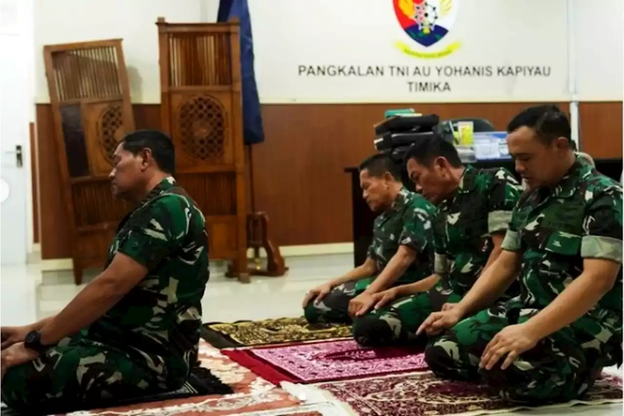 Momen Panglima Yudo Pimpin Salat sebelum Evaluasi Operasi Pembebasan Pilot Susi Air