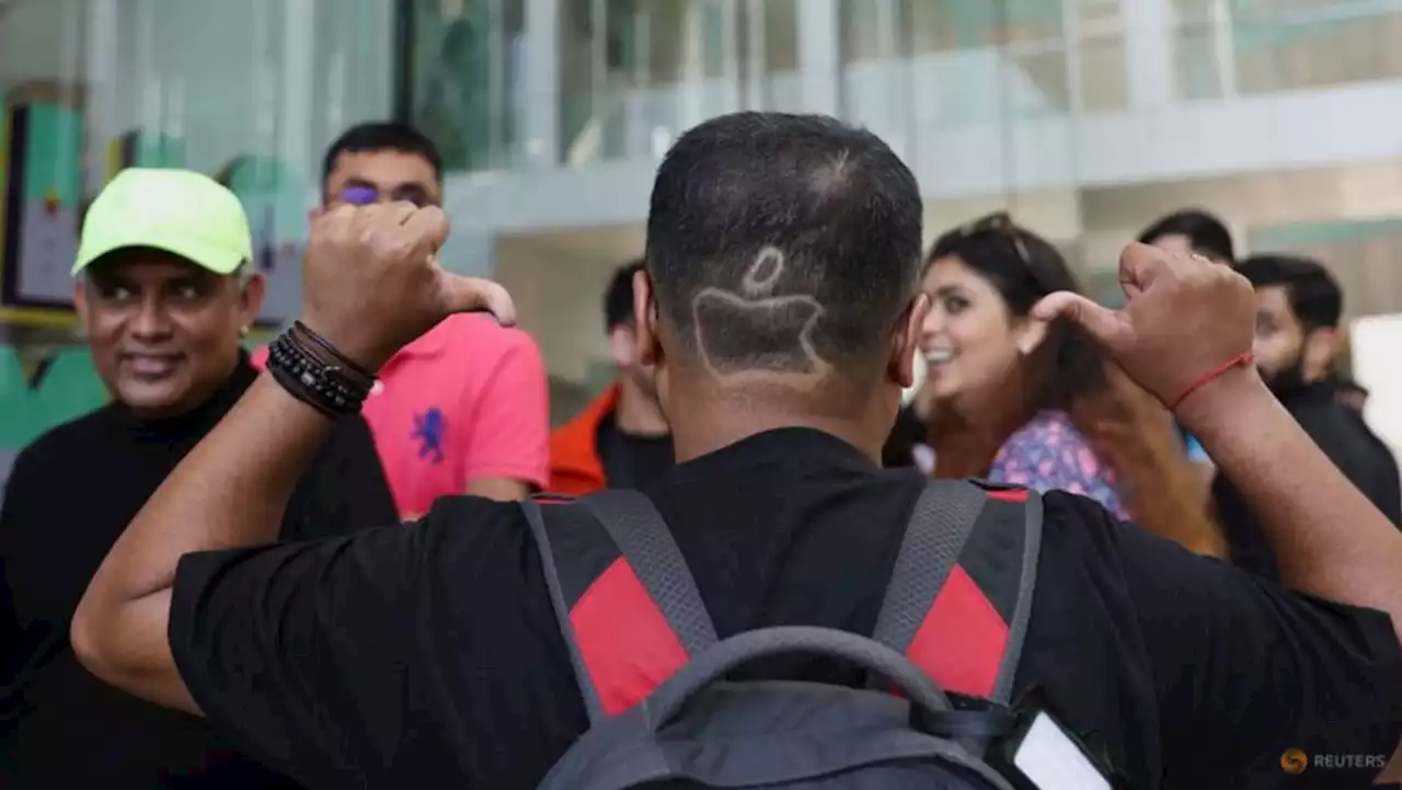 Apple craze draws long queues at opening of first India store