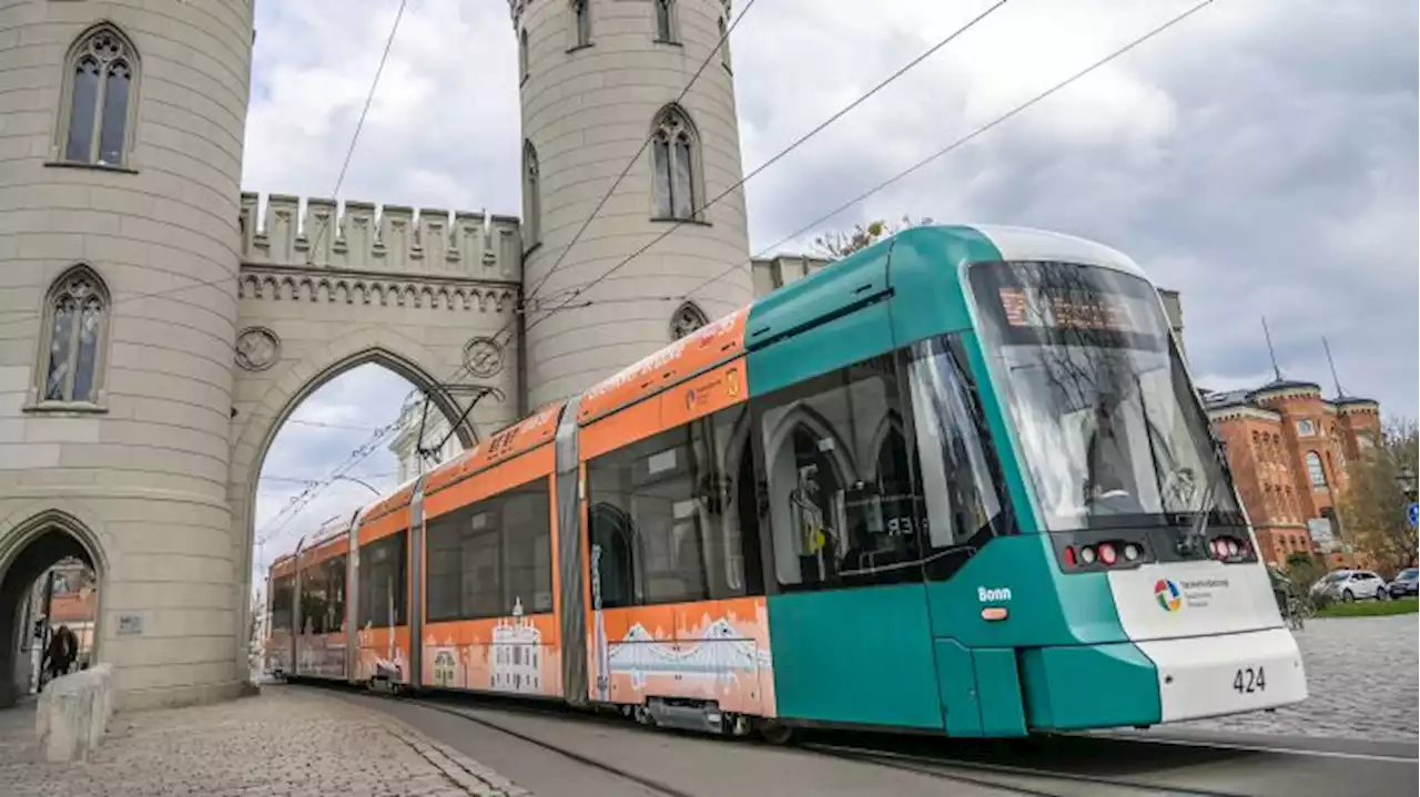 Straßenbahn in Potsdam nach Zusammenstoß entgleist