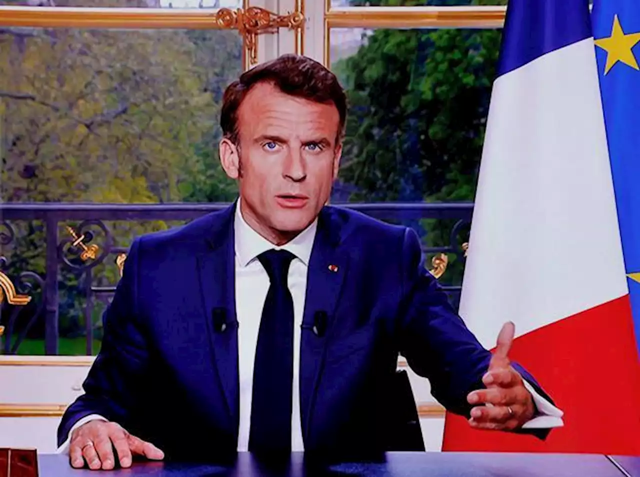 Macron promette ai francesi: 100 giorni di pacificazione. Pentole e mestoli per strada