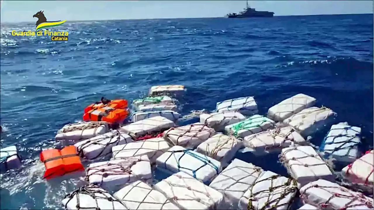 Dos toneladas de cocaína fueron encontradas flotando en el mar cerca de Sicilia