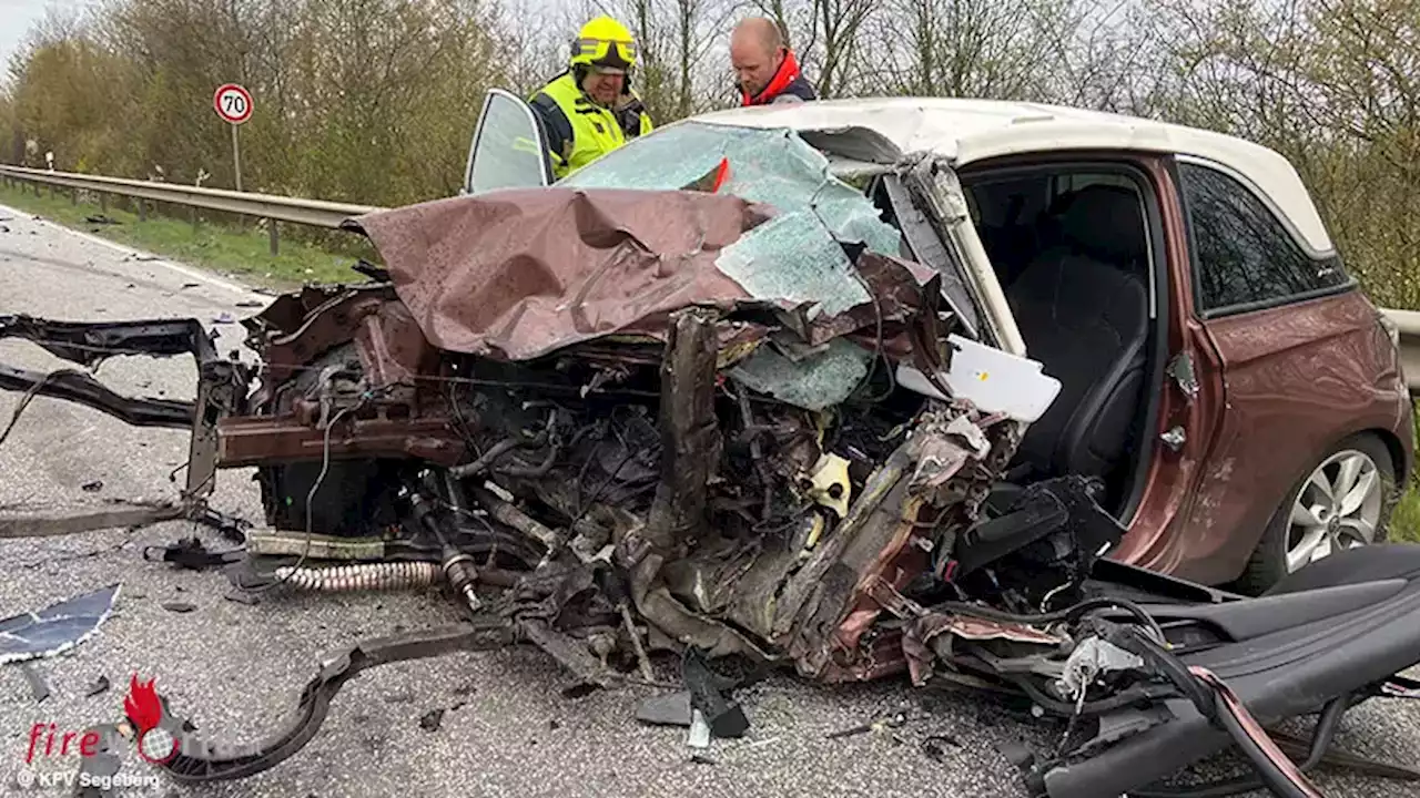 D: Pkw-Lkw-Kollision in Henstedt-Ulzburg → Lkw droht zu kippen, Pkw-Lenker (23) tödlich verletzt eingeklemmt