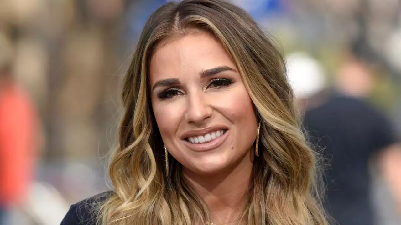 Jessie James Decker blasts airline for humiliating her pregnant sister during flight