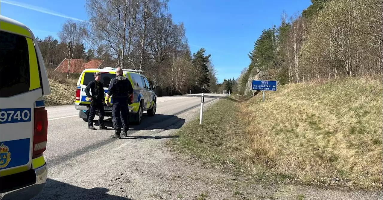 Man med automatvapen i skog – stor insats