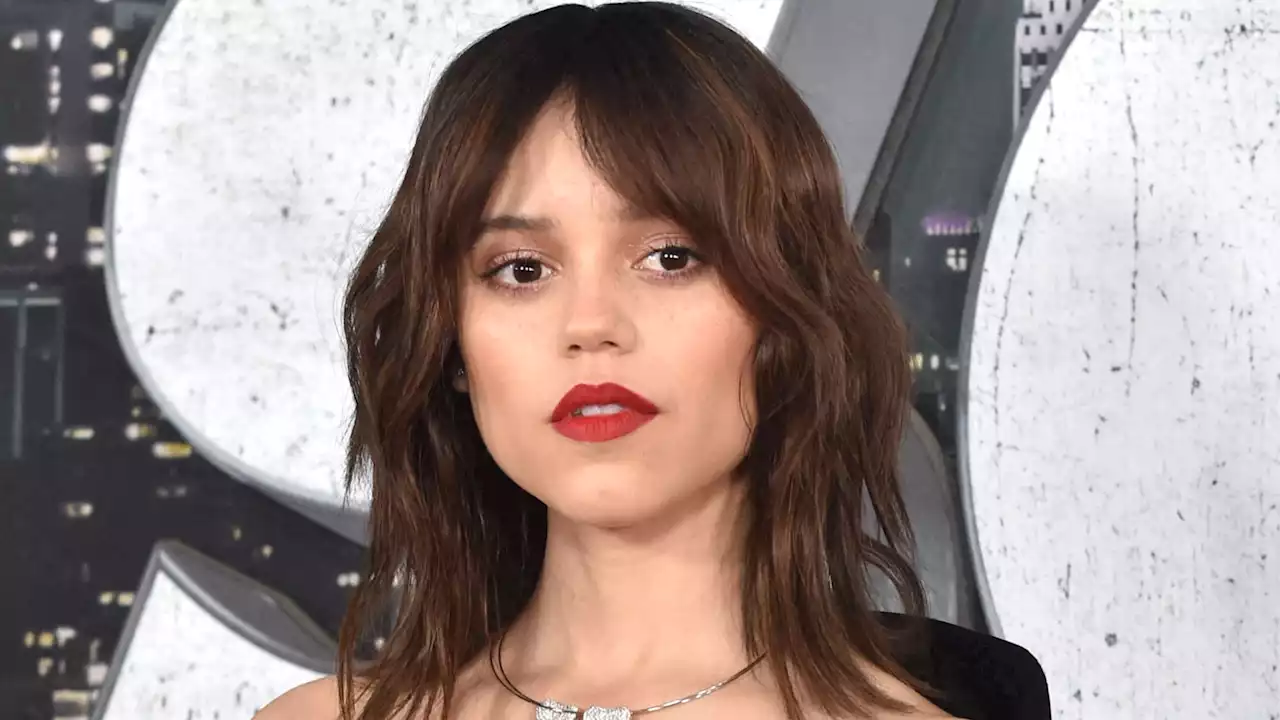 Jenna Ortega est à tomber à la renverse dans une micro robe noire tout en transparence - Grazia