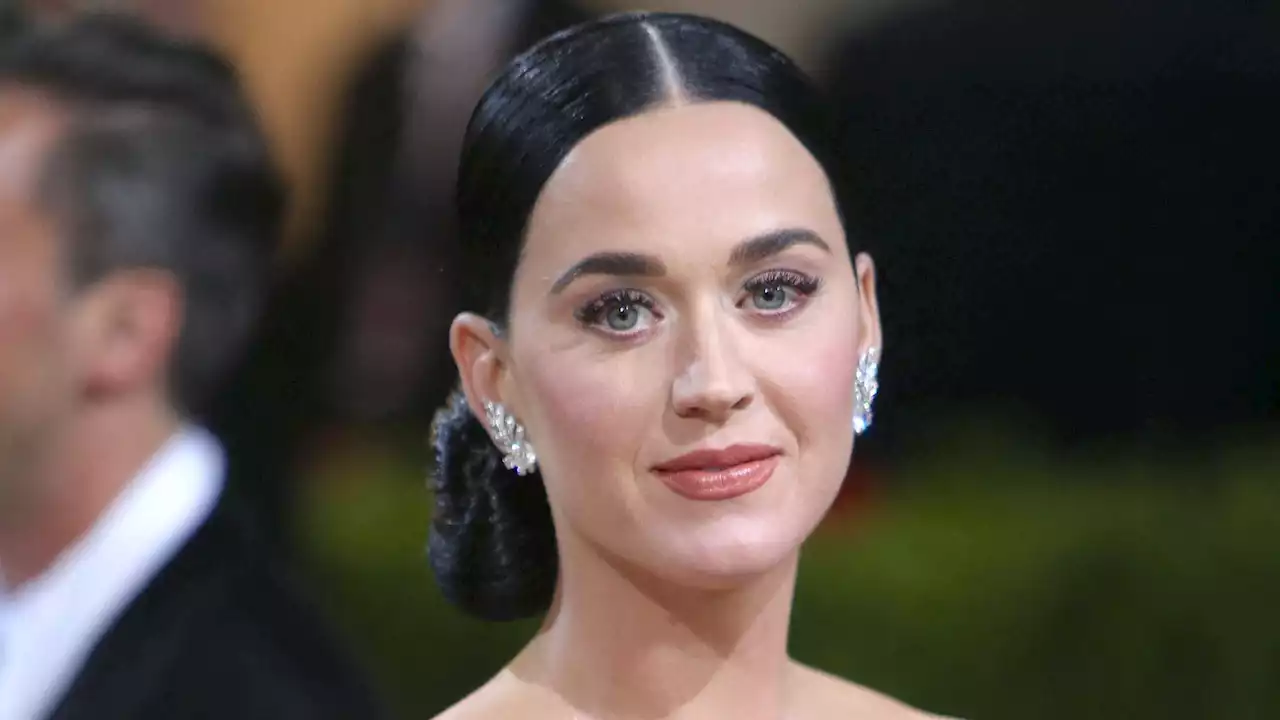 Katy Perry : toujours plus hot, elle met le feu à Instagram en mini crop top et jupe aux sexy découpes - Grazia