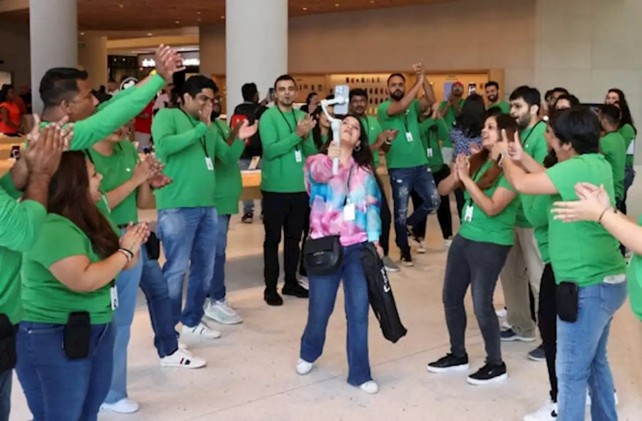 Apple craze draws long queues at opening of first India store