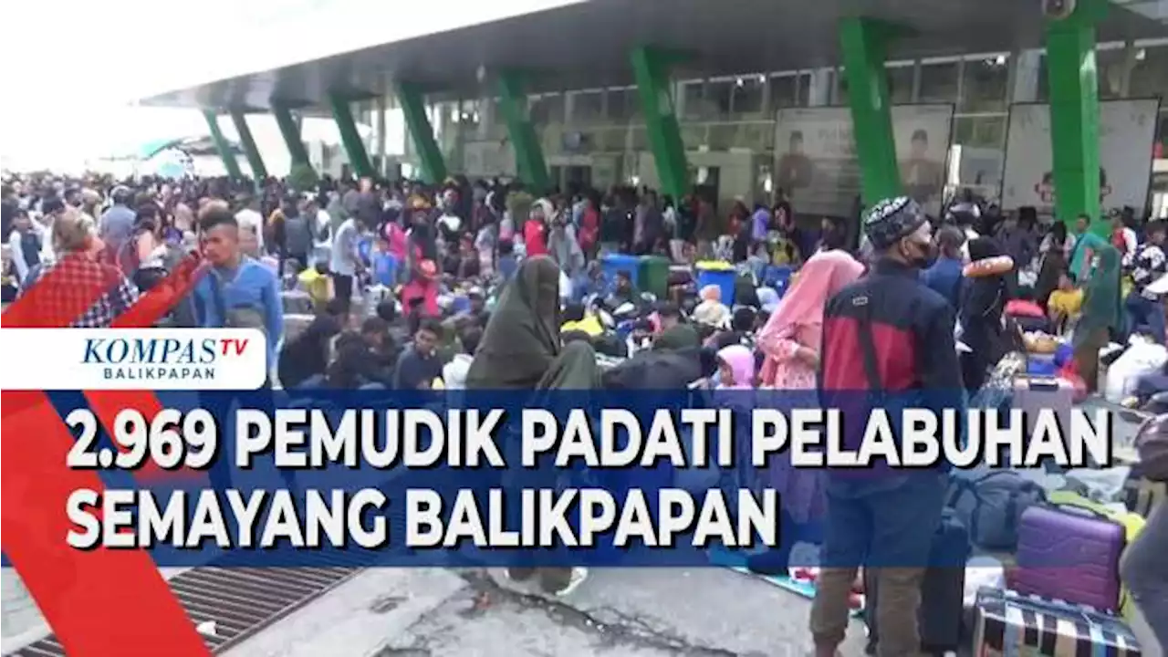 Penumpang Kapal Berdesakan Saat Naik ke Atas Kapal