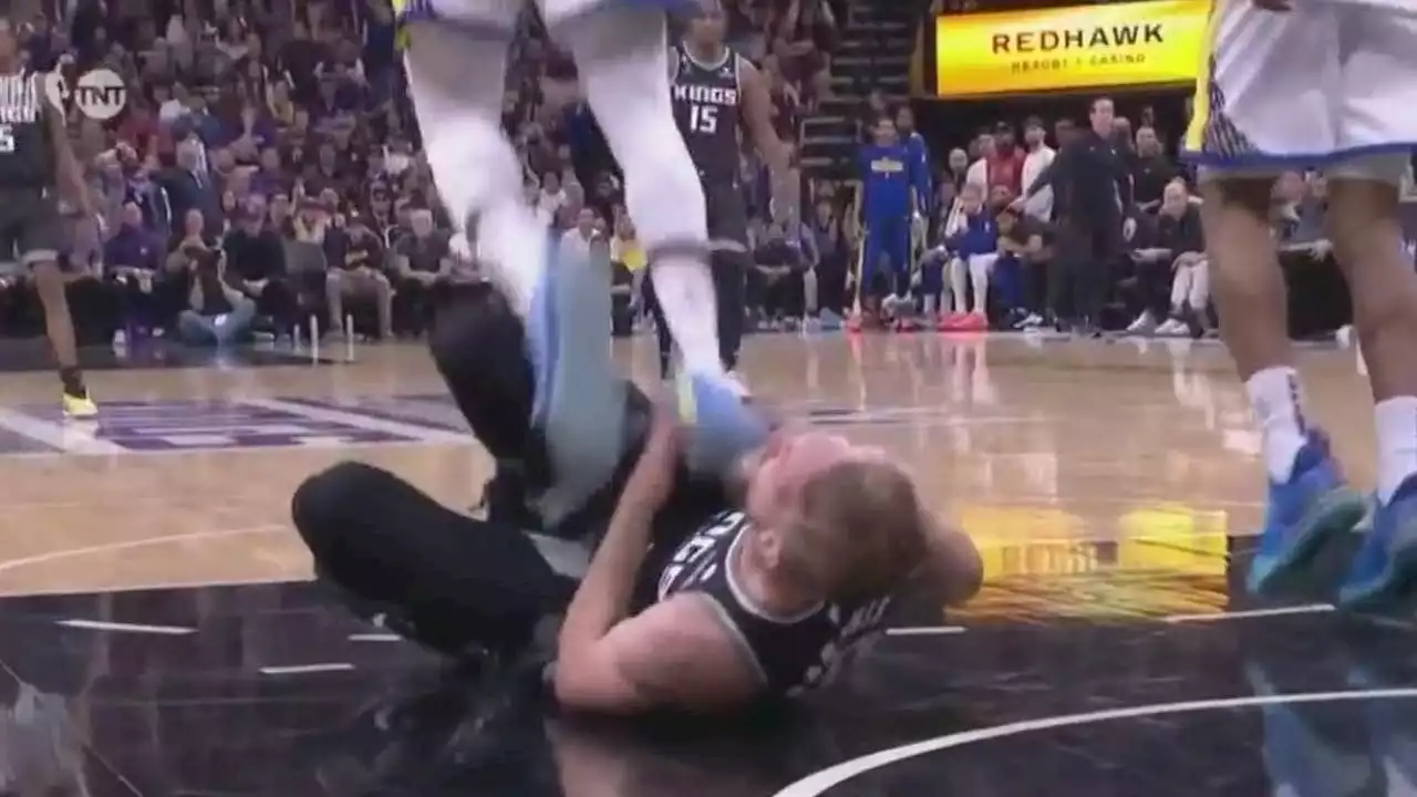 Warriors' Draymond Green ejected after stomping on chest of Sacramento King's Sabonis