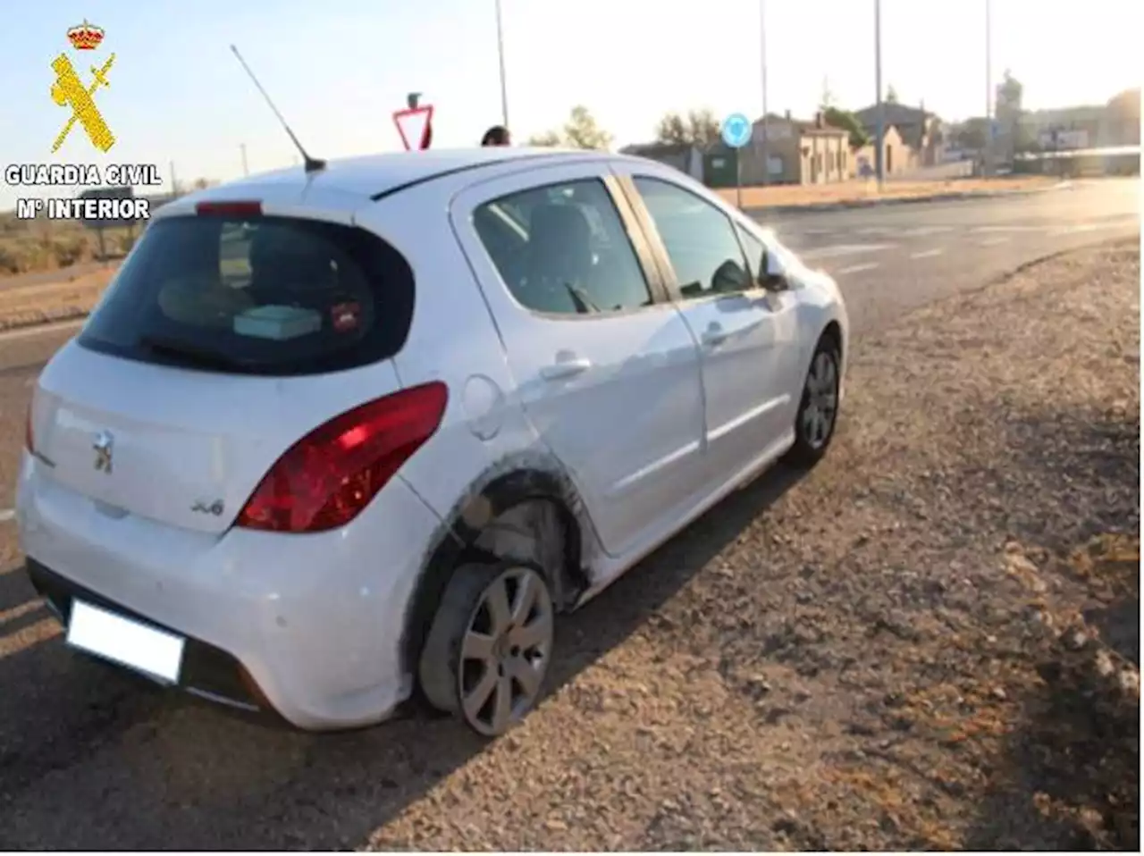 Circula por la A-62 sin un neumático, drogado y bebido y vuelve a coger el coche cuando lo bajan de la grúa