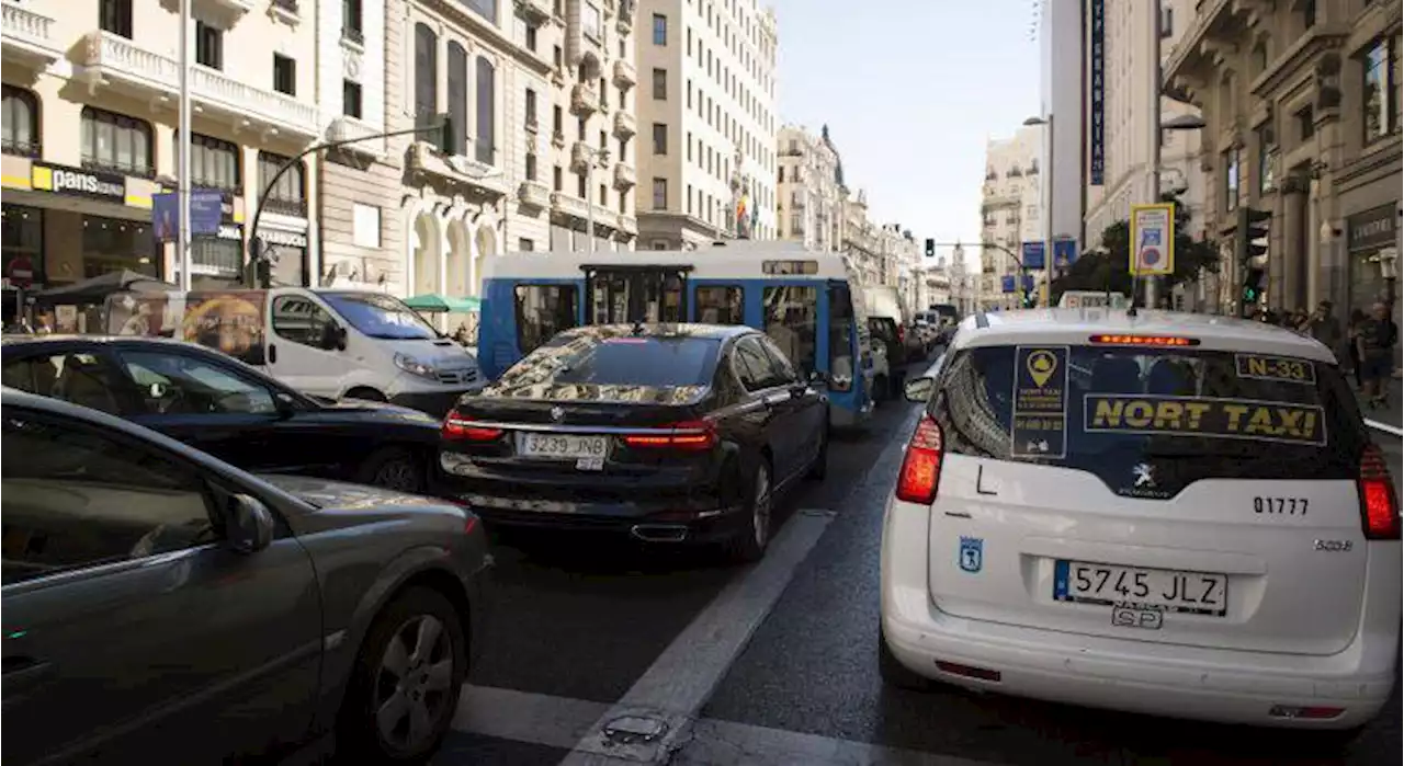 Los conductores madrileños pasan 48 horas, dos días enteros, en atascos