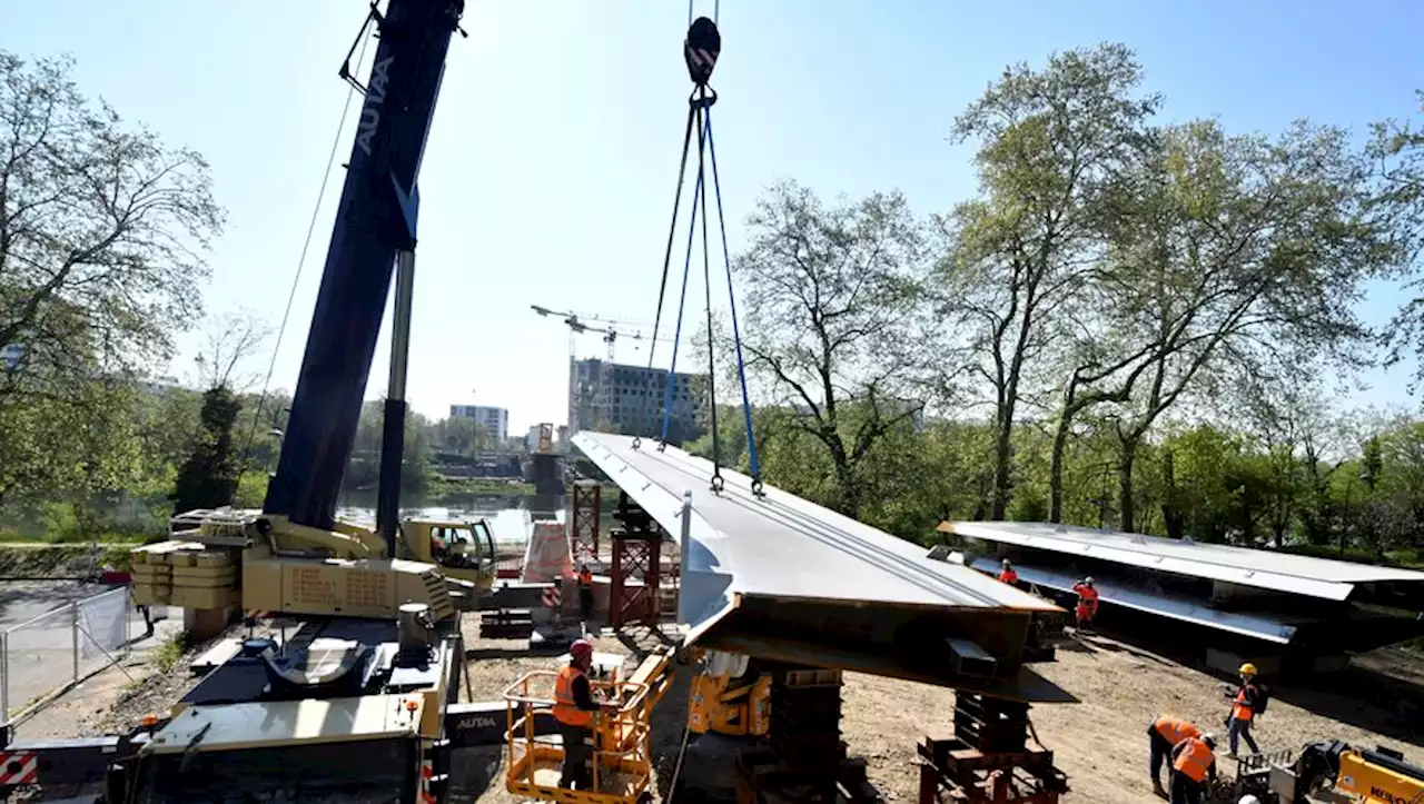 [VIDEO] VIDEO. A Toulouse, la passerelle Empalot prend forme, tronçon après tronçon