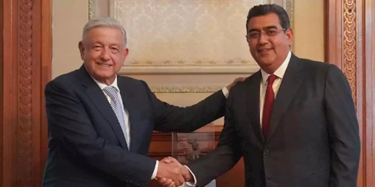 AMLO recibe a Sergio Salomón, gobernador de Puebla; abordan colaboración conjunta