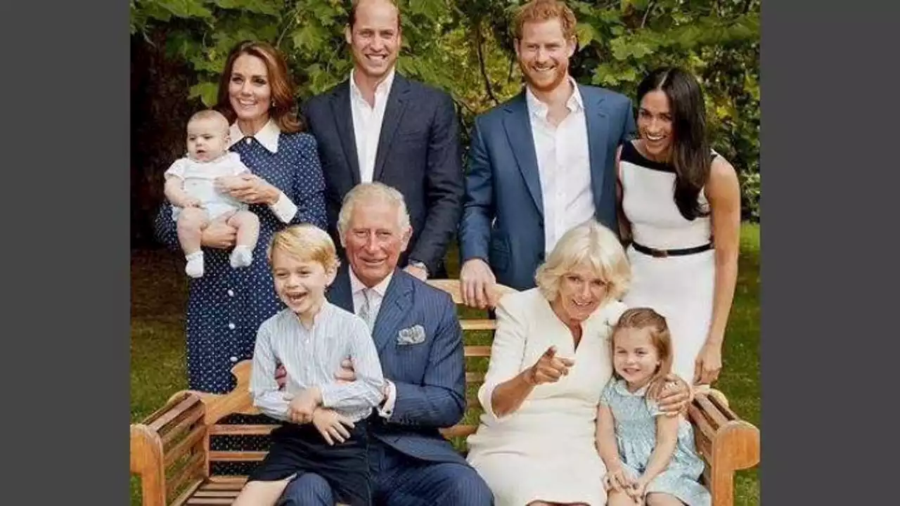 Carlo III autorizza (a sorpresa) la foto-souvenir con Harry e Meghan