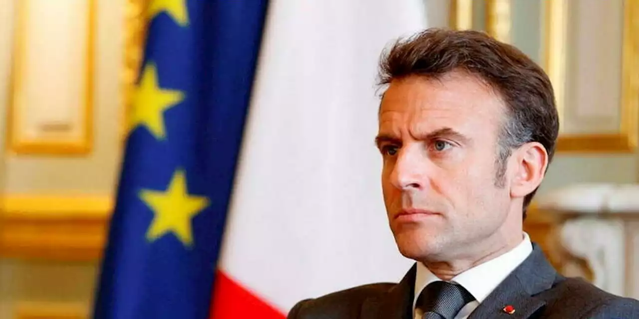 Après son allocution, Emmanuel Macron entonne un chant pyrénéen dans la rue