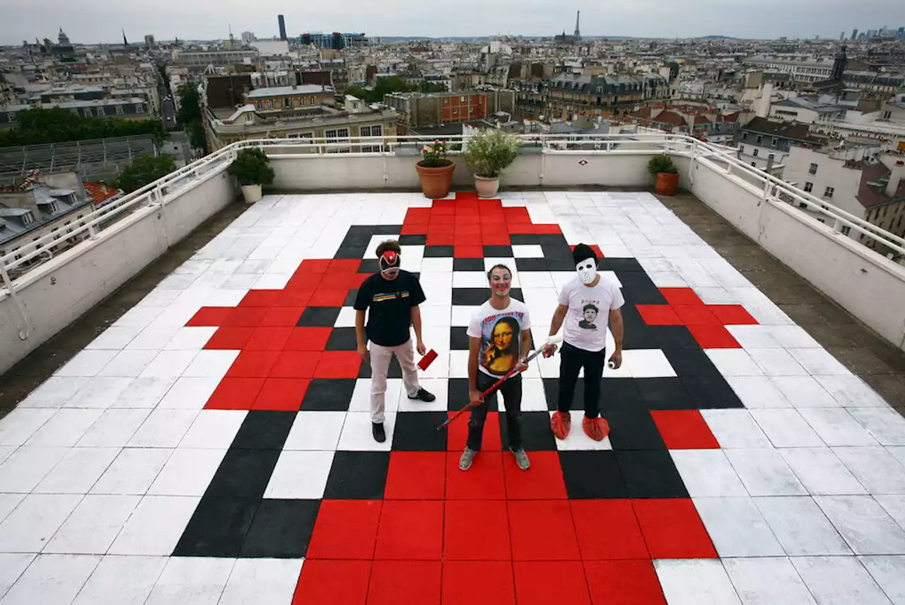 Bon anniversaire Libé : 2011, un invader géant s’invite sur la terrasse