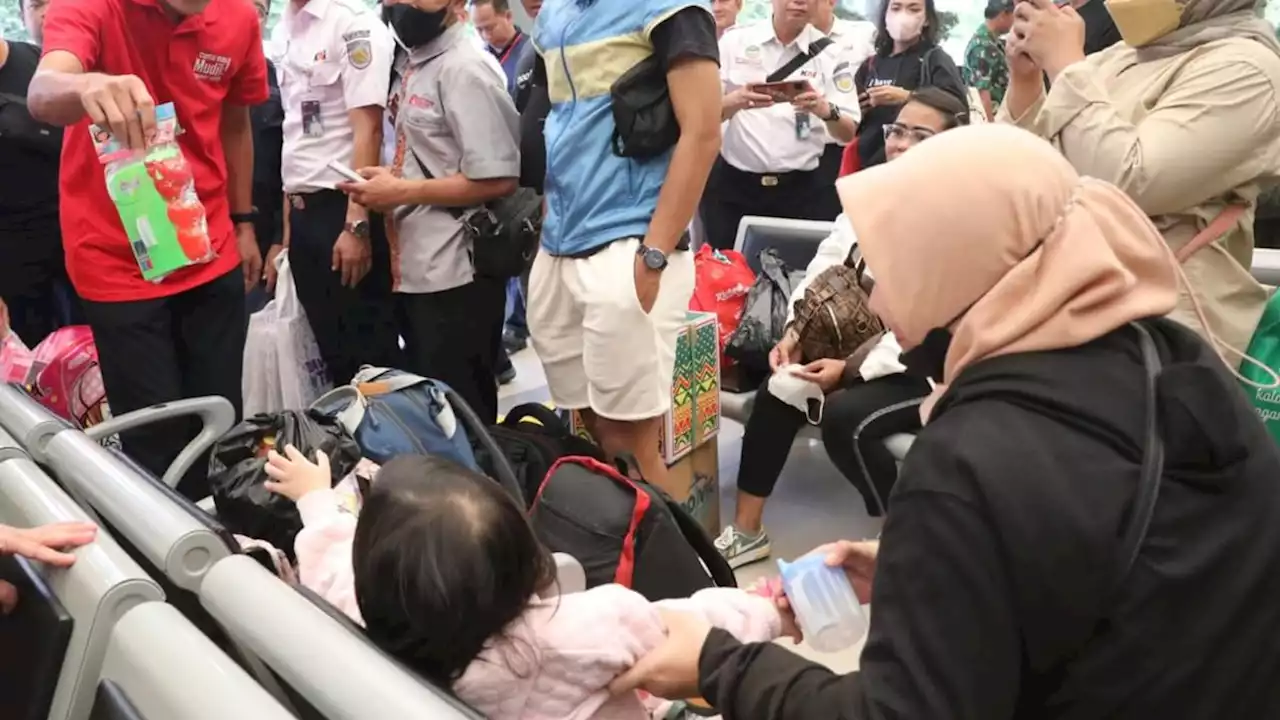 Sambil Blusukan, Ganjar Lepas Kereta Mudik Gratis Rute Jakarta-Solo di Stasiun Pasar Senen