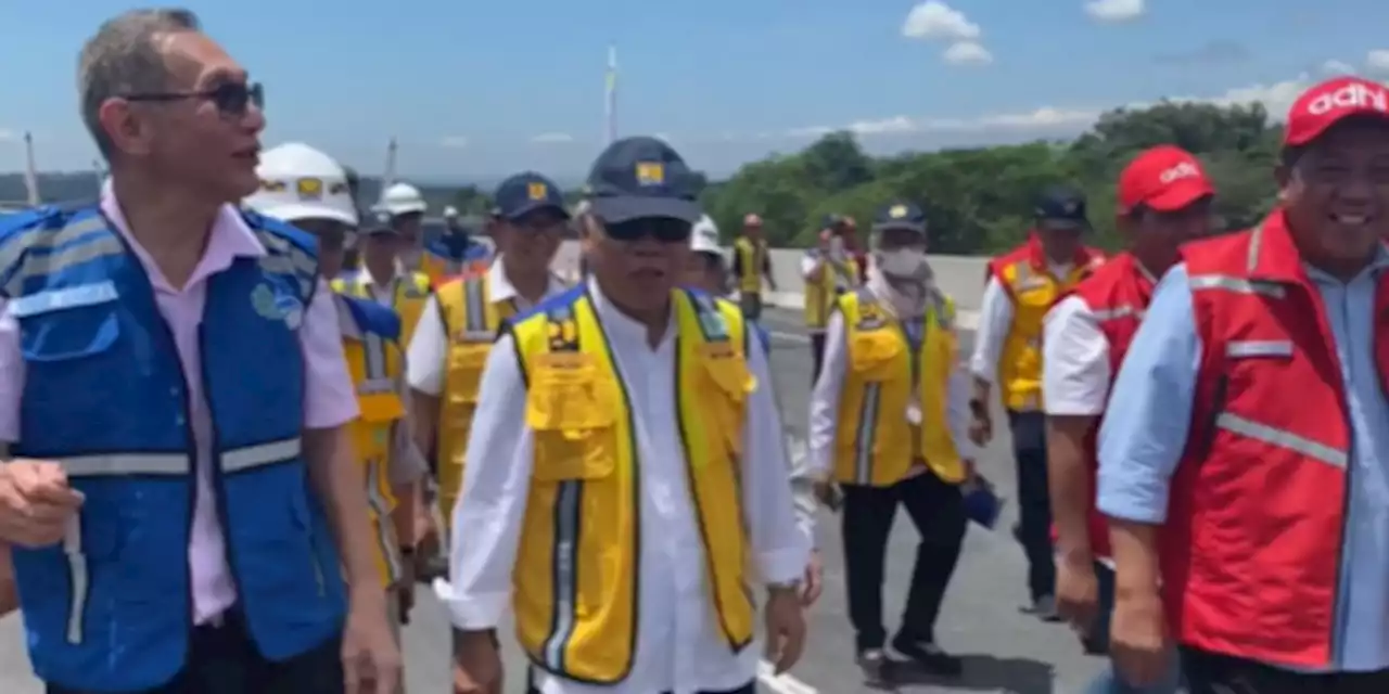 Momen Hangat Jusuf Hamka dengan Menteri PUPR, Berpelukan di Tengah Jalan Tol | merdeka.com