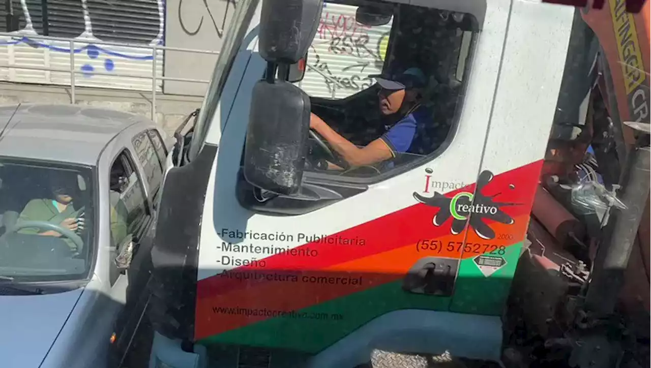 Camión choca con auto compacto en la GAM