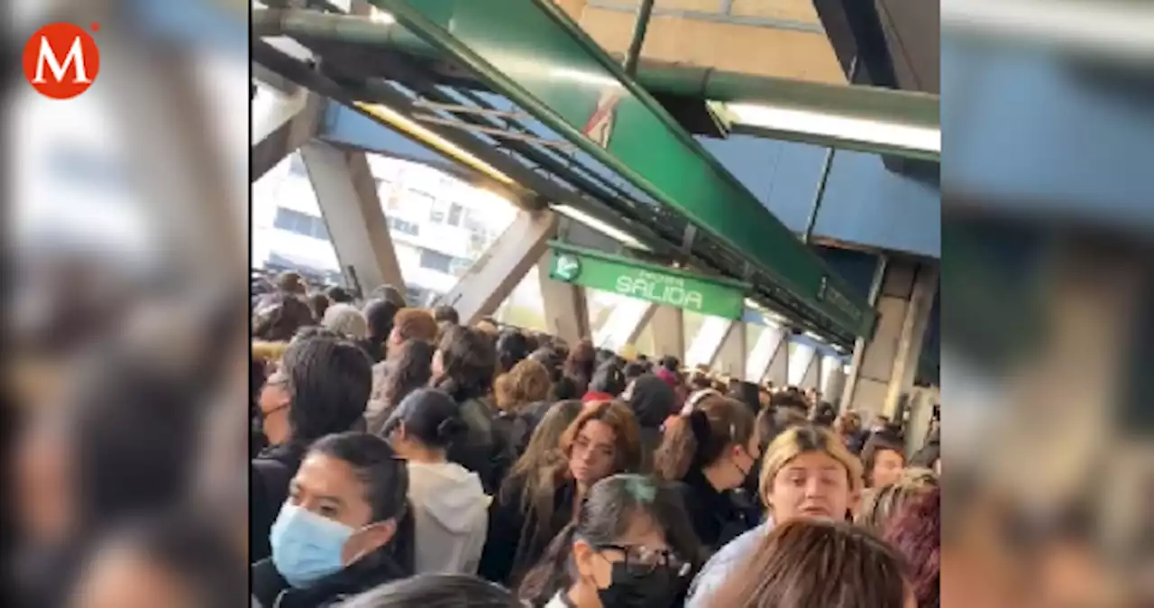 Reportan retrasos y estaciones saturadas en Línea 8 del Metro de CdMx