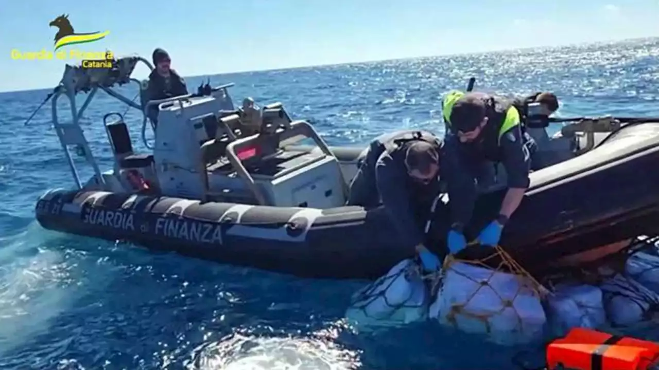 [VIDEO] Dos toneladas de cocaína fueron encontradas flotando en el mar Mediterráneo | Minuto30