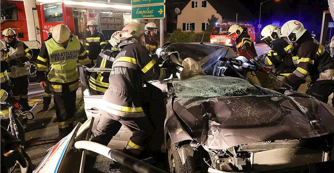 Gegen Verkehrszeichen, Ortsschild und Hauswand gekracht: Steirer (23) starb bei Unfall