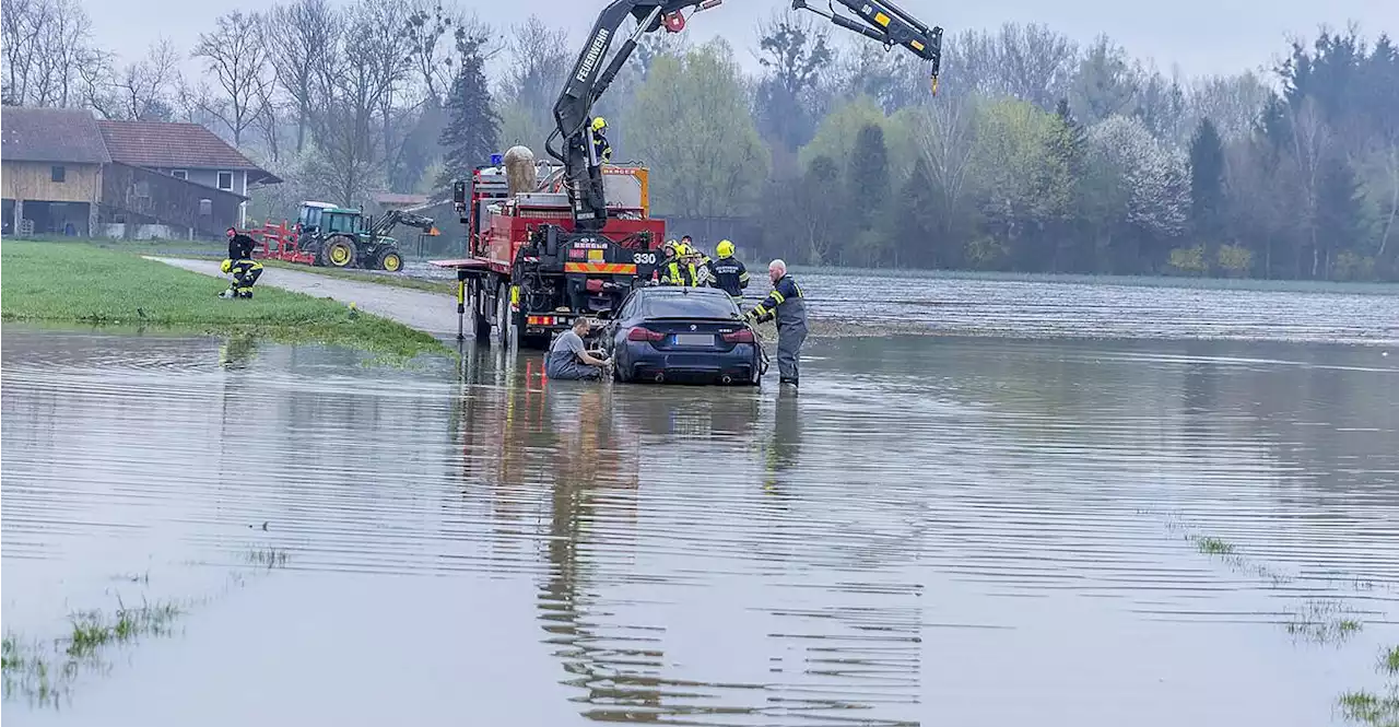 Lenkerin blieb mit BMW in überschwemmtem Feld stecken