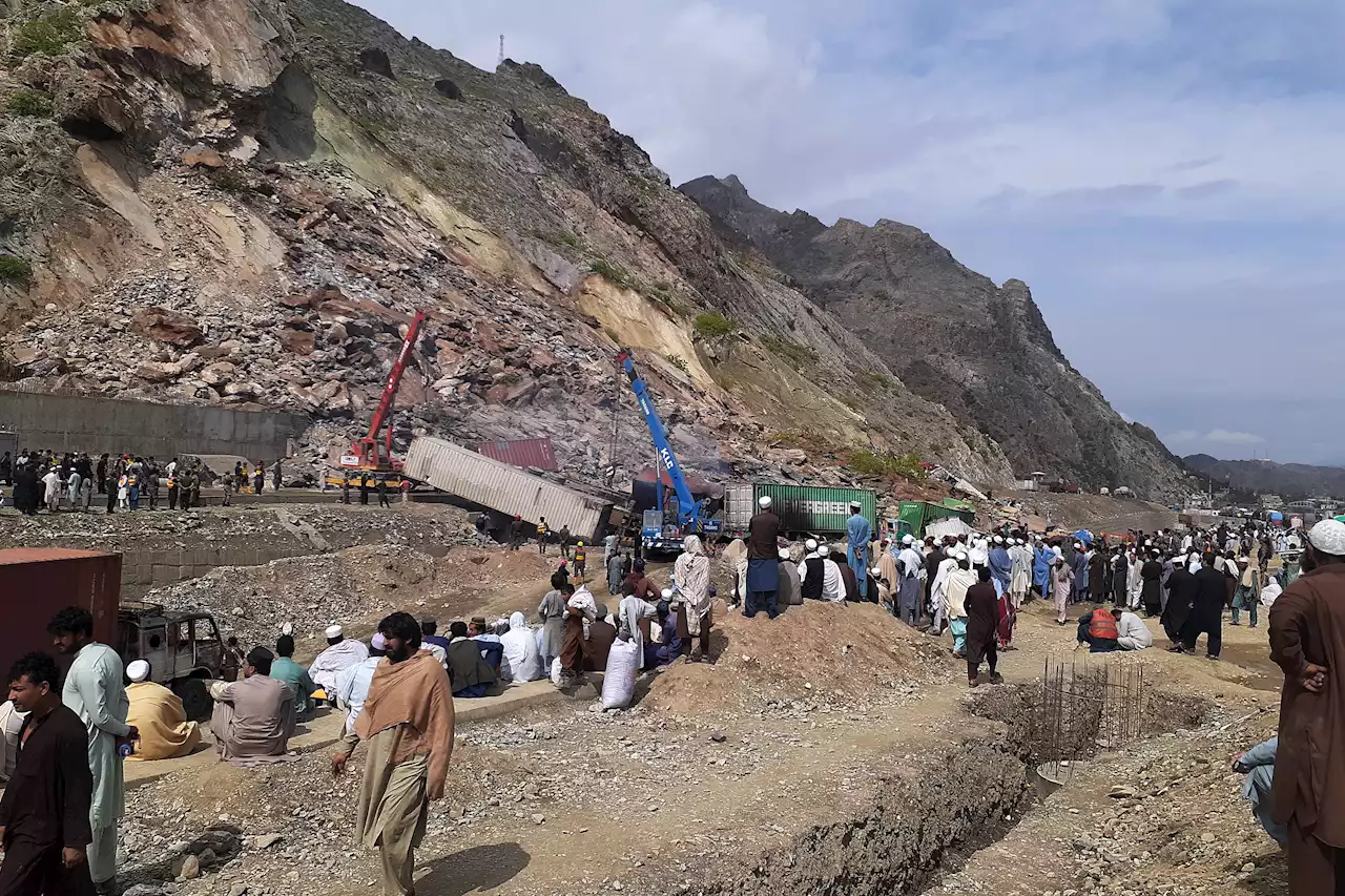 Massive Landslide Buries Vehicles, Kills at Least 2 People in Pakistan