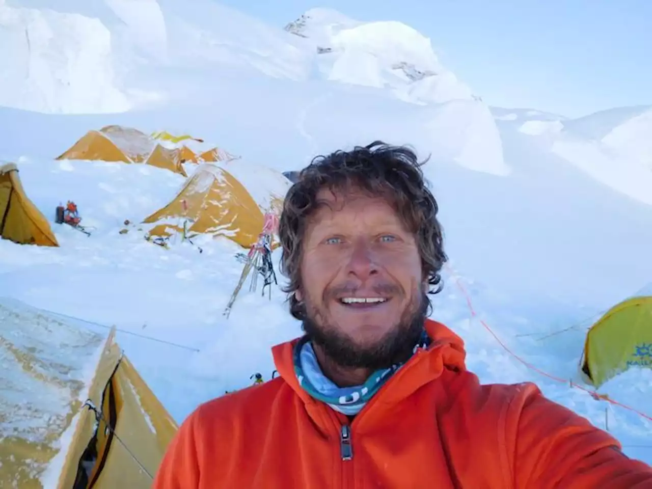 Noel Hanna: Renowned Irish mountaineer dies on Annapurna