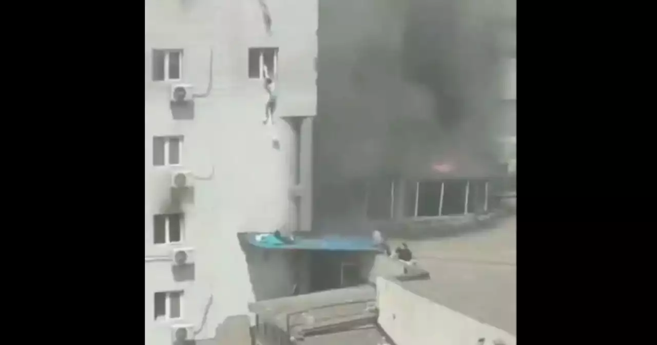 Incendio en hospital de Pekín: angustiosos videos muestran a pacientes saltando por las ventanas