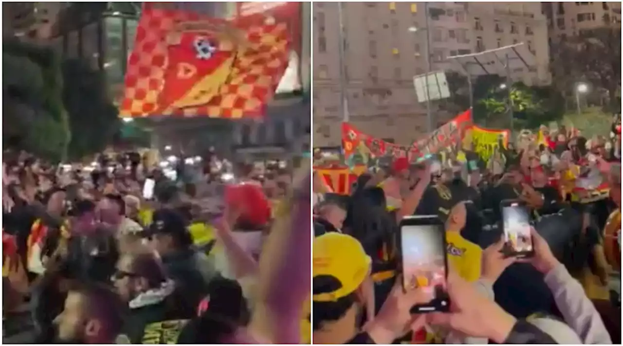 Impresionante banderazo de hinchas del Pereira en el Obelisco de Buenos Aires