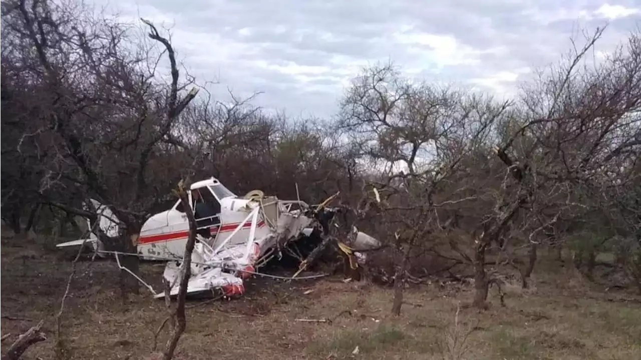 Un piloto de 70 años sobrevivió a un accidente aéreo, pero su avioneta quedó destruida