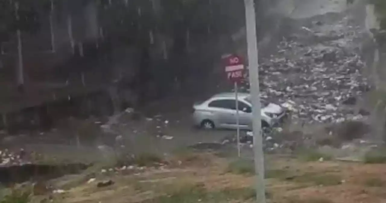 Se salvó de milagro: carro fue arrastrado por un arroyo en Barranquilla y conductor salió ileso