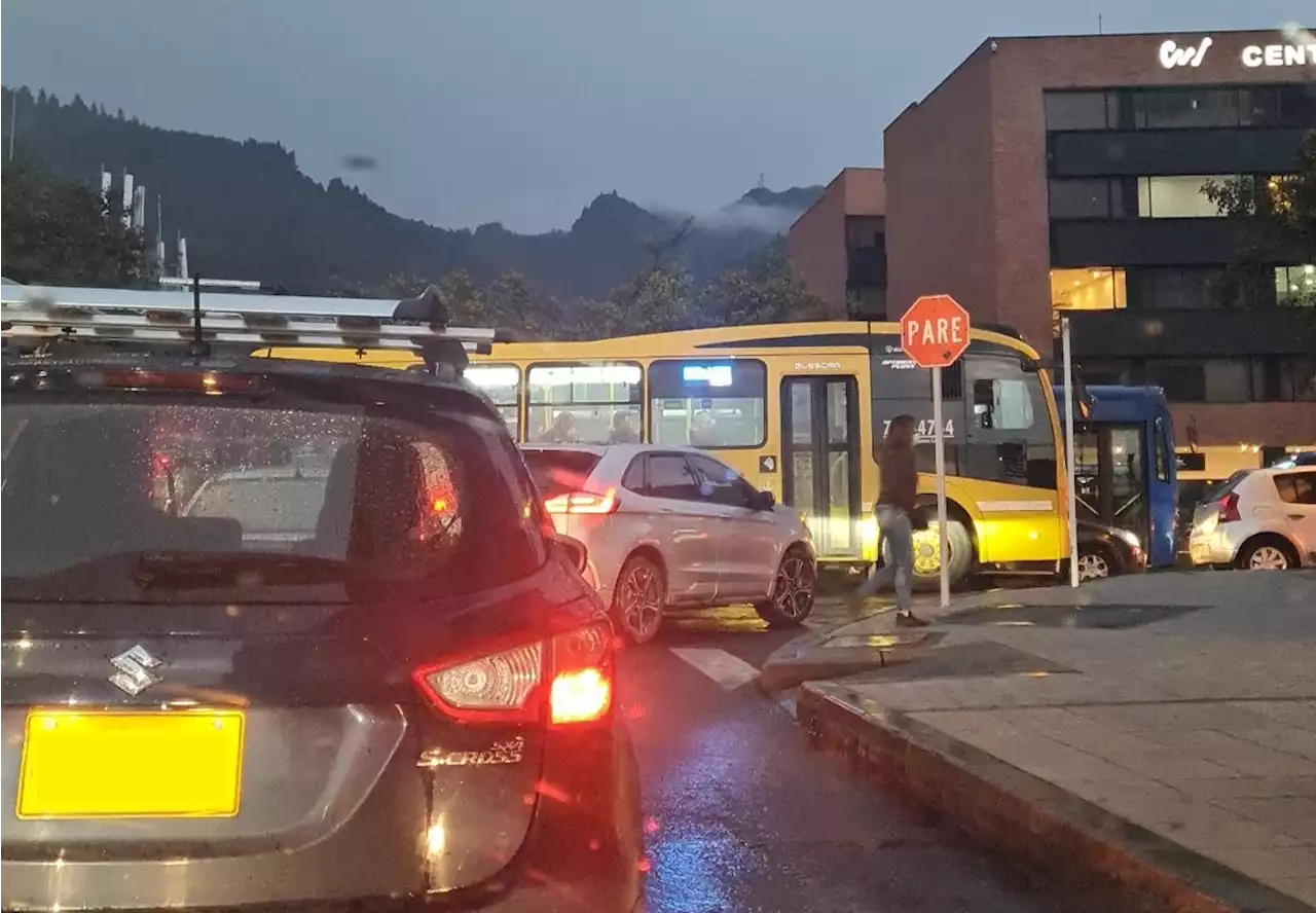 'No salgan, es una trampa': bogotanos, con el agua al cuello y hastiados de trancones - Pulzo