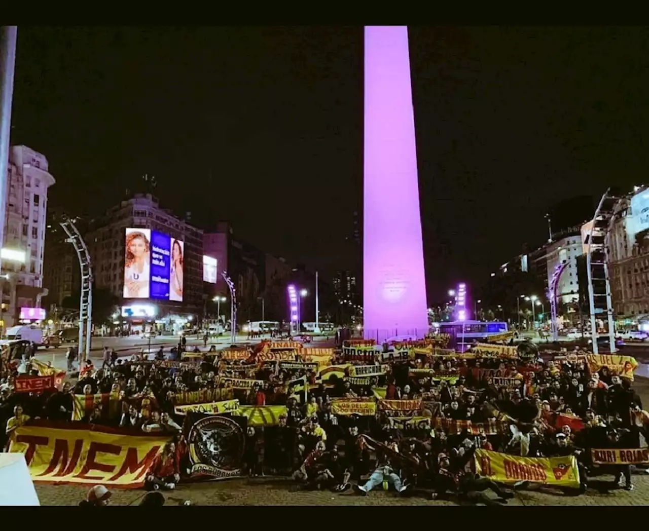 'Trasnochadora, querendona y morena Buenos Aires': hinchas del Pereira se toman el obelisco - Pulzo